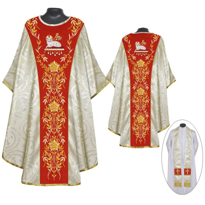 CASULLA BORDADA. DAMASCO. AGNUS DEI Y MOTIVOS FLORALES