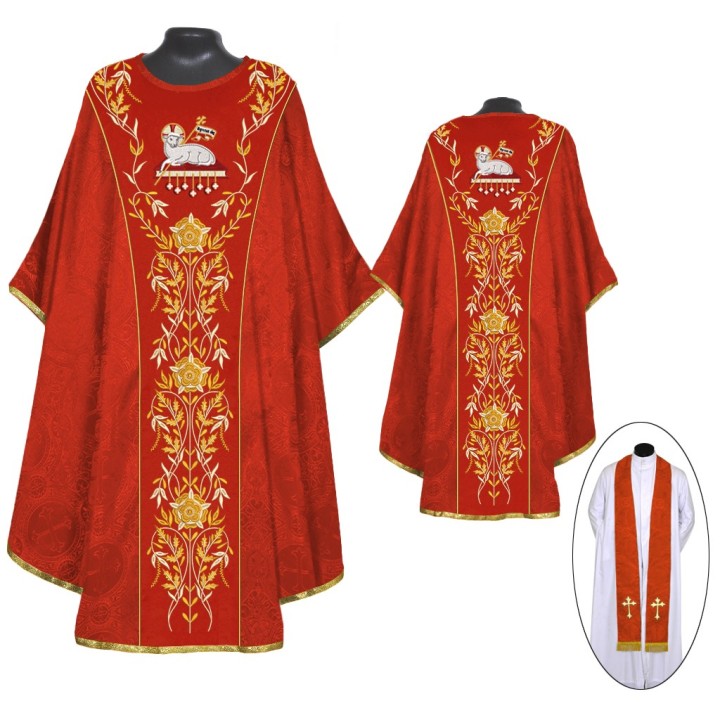 CASULLA BORDADA. DAMASCO. AGNUS DEI Y MOTIVOS FLORALES