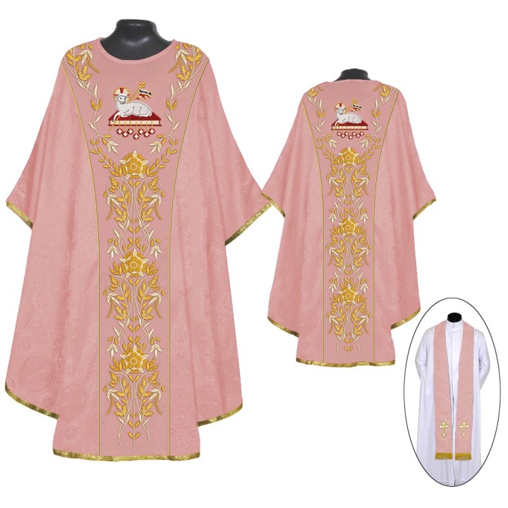 CASULLA BORDADA. DAMASCO. AGNUS DEI Y MOTIVOS FLORALES